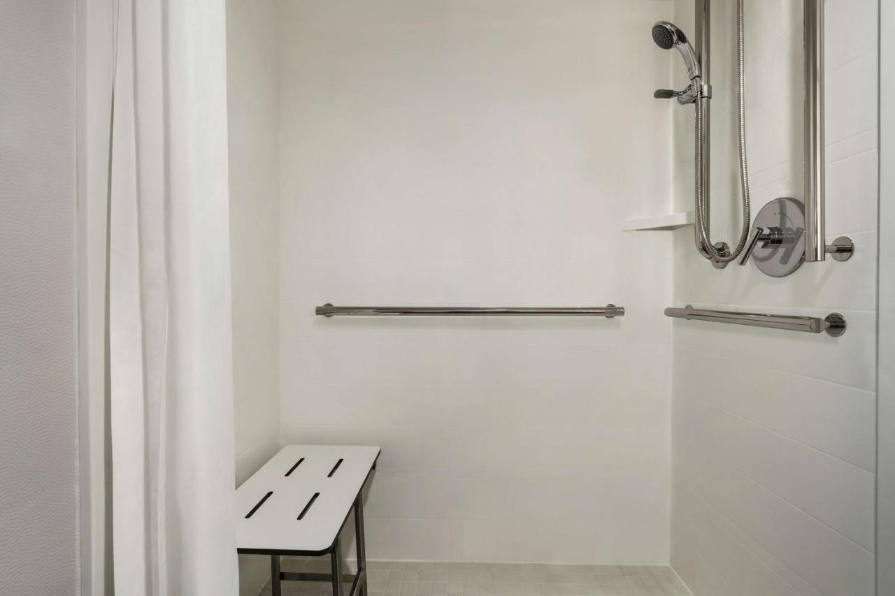 King Room Mobility/Hearing Accessible - Non-Smoking at Hampton Inn Dulles - Cascades