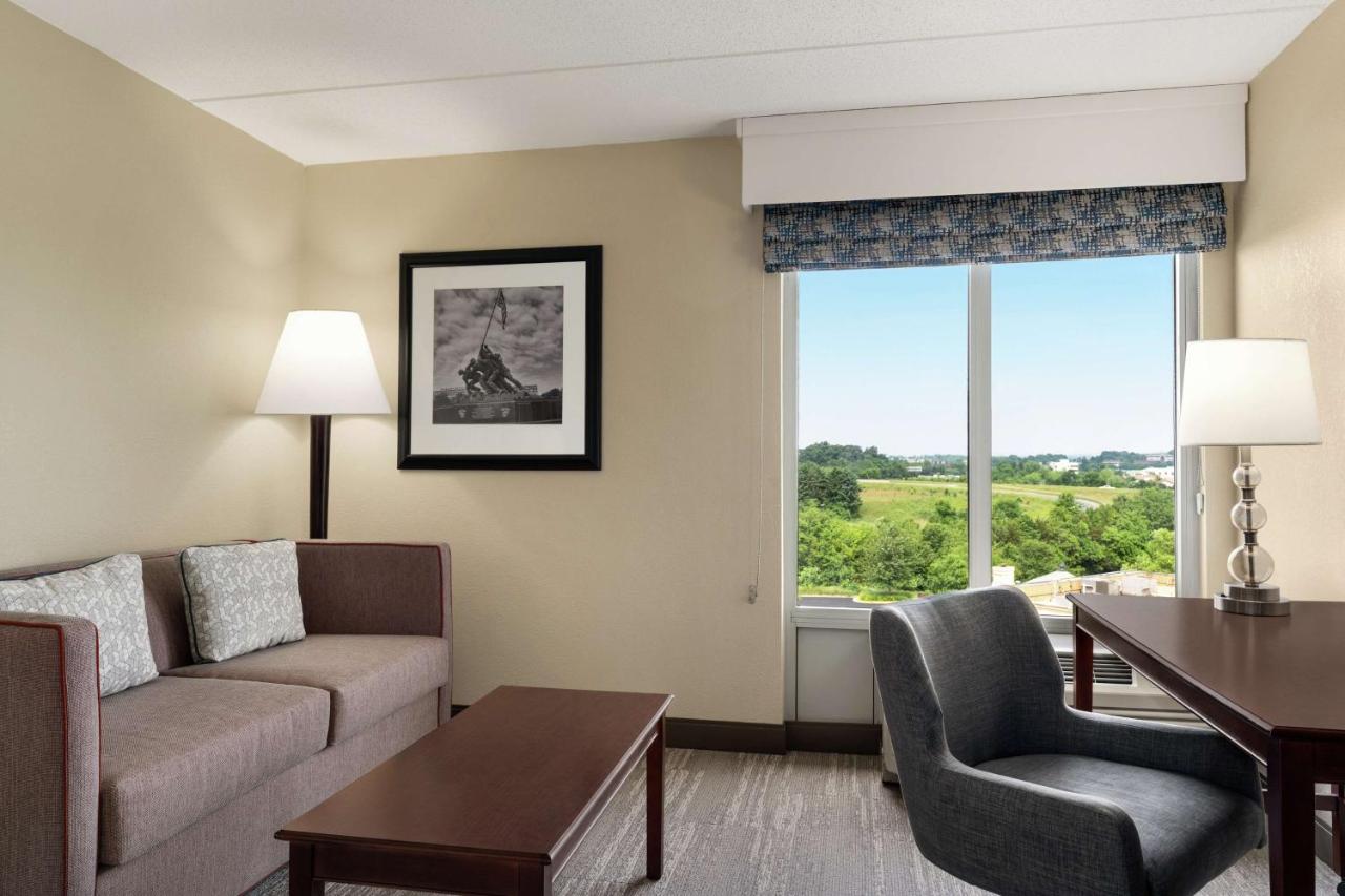 King Study with Sofa Bed - Non-Smoking  at Hampton Inn Dulles - Cascades