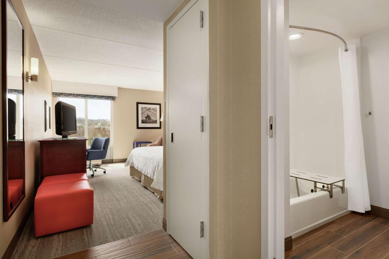 King Room - Hearing Accessible at Hampton Inn Dulles - Cascades