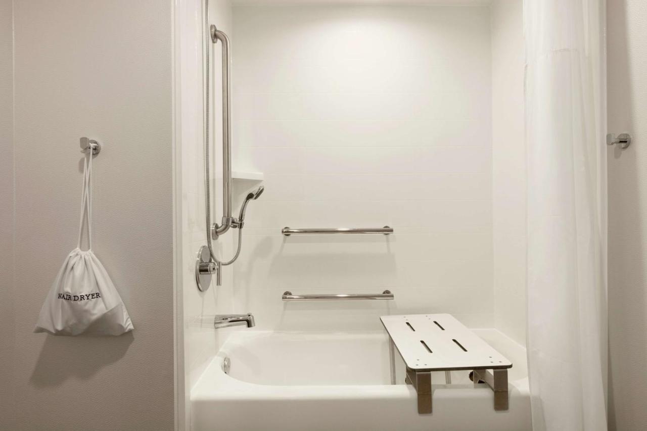 King Room with Bath Tub - Disability/Hearing Accessible at Hampton Inn Dulles - Cascades