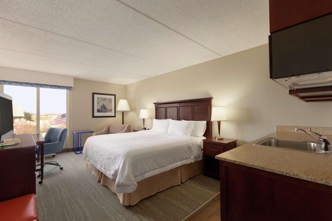 Non-Smoking King Deluxe Room at Hampton Inn Dulles - Cascades