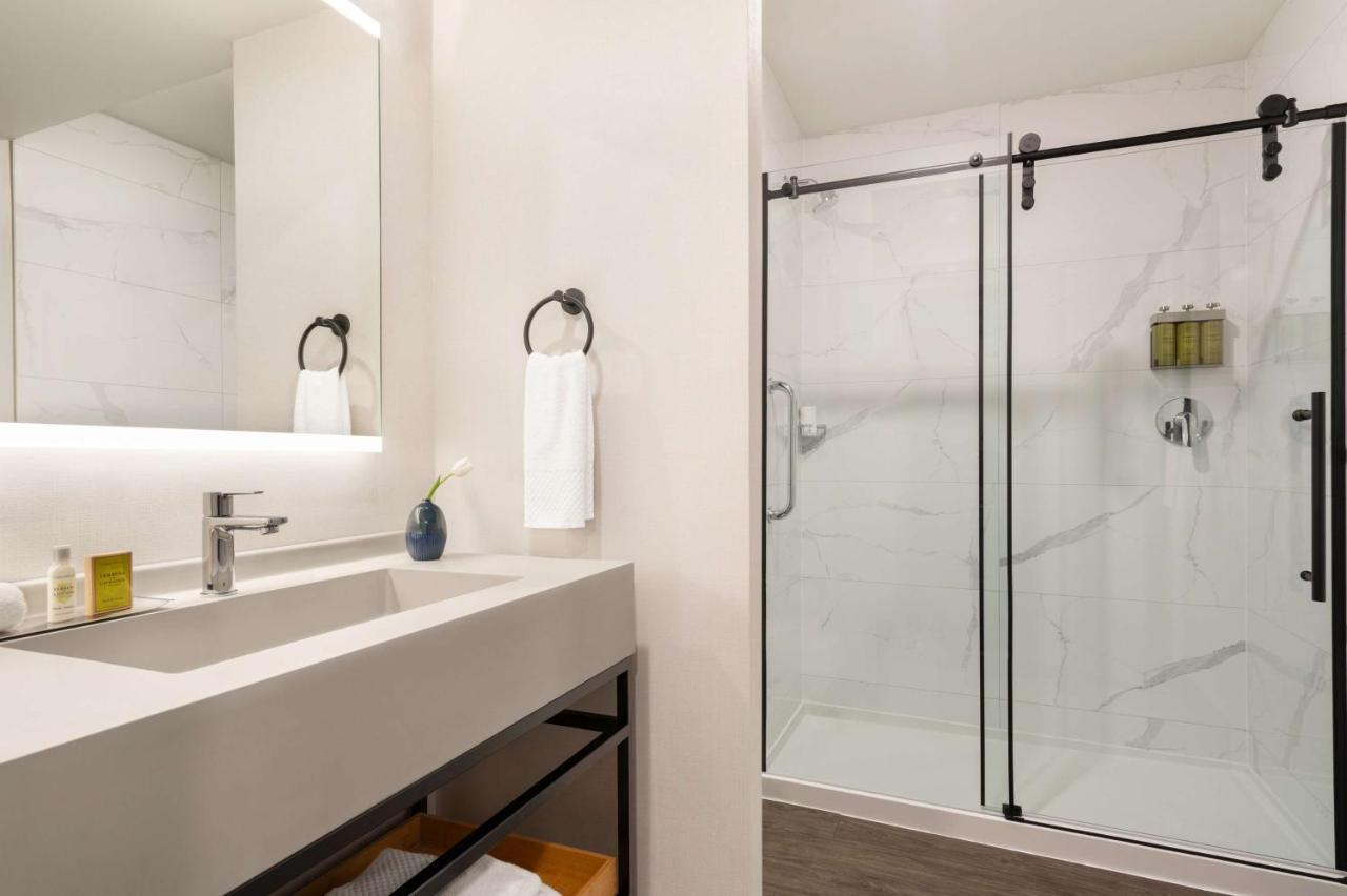 Deluxe King Room at DoubleTree by Hilton San Francisco South Airport Blvd