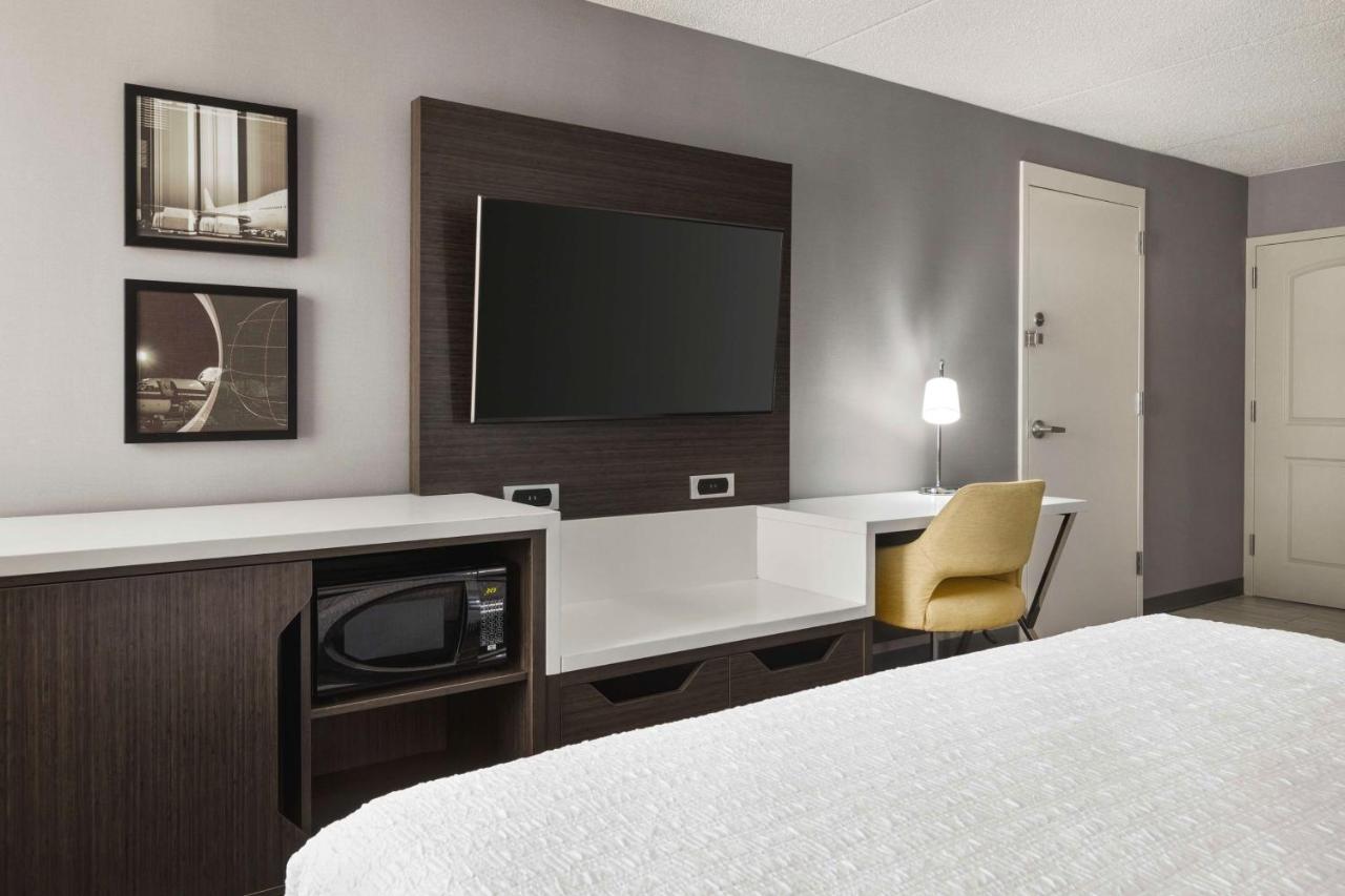 King Room - Mobility Accessible/Non-Smoking at Hampton Inn Chicago-O'Hare International Airport