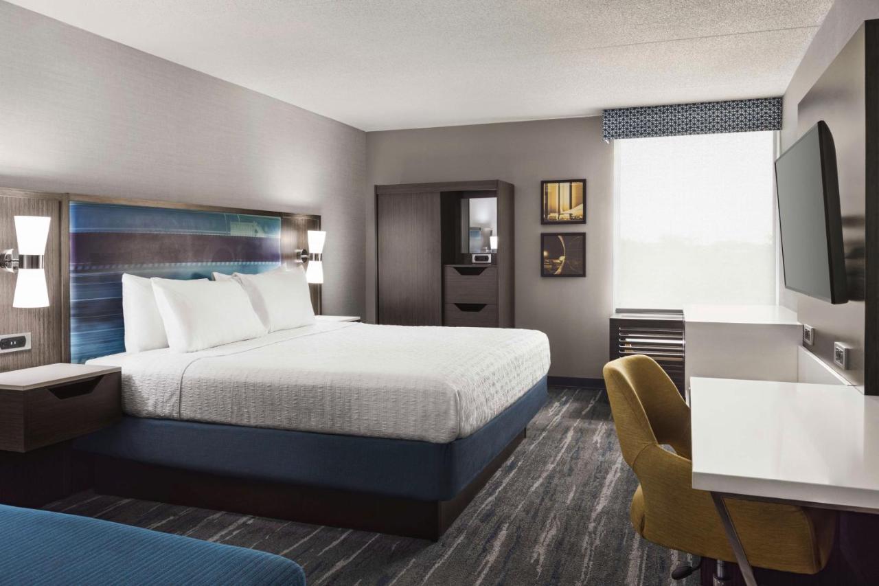 Deluxe King Room - Non-Smoking at Hampton Inn Chicago-O'Hare International Airport