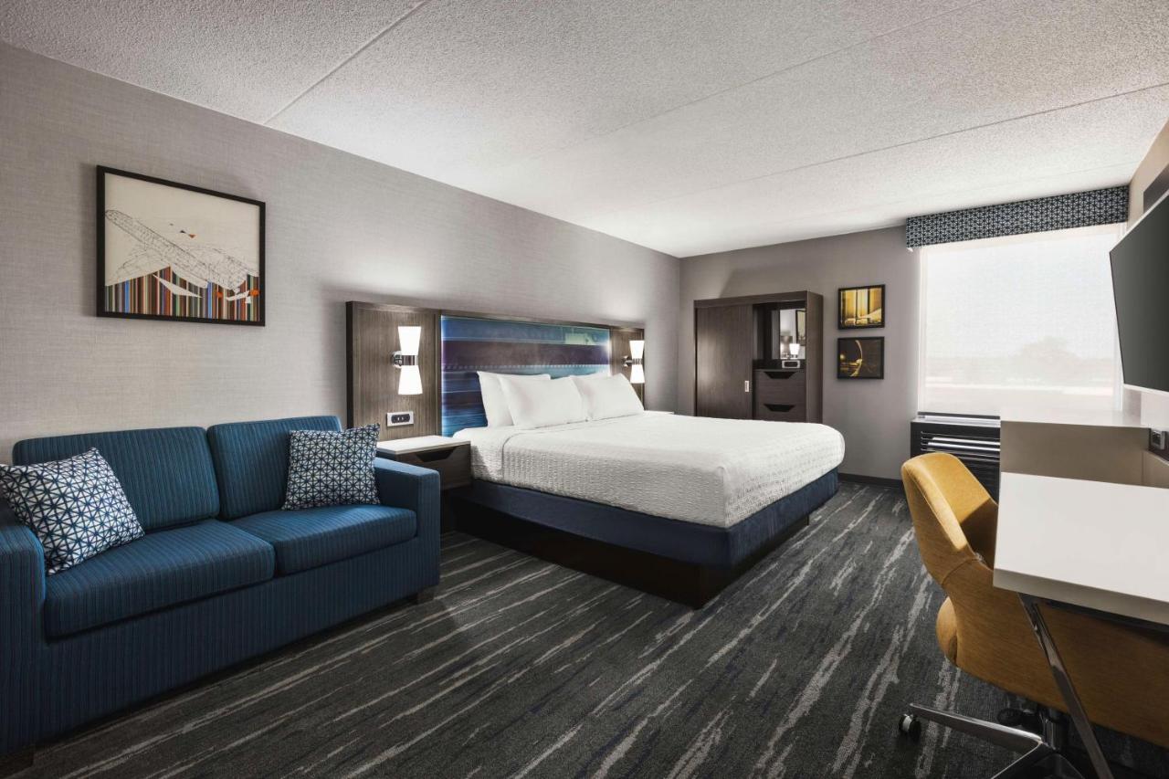 King Study with Sofa Bed - Non-Smoking at Hampton Inn Chicago-O'Hare International Airport