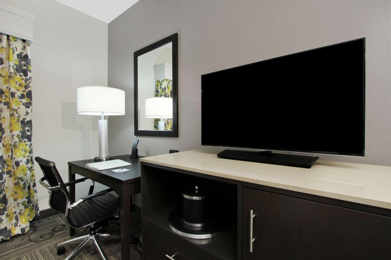 King Room at Hampton Inn & Suites Columbus/University Area