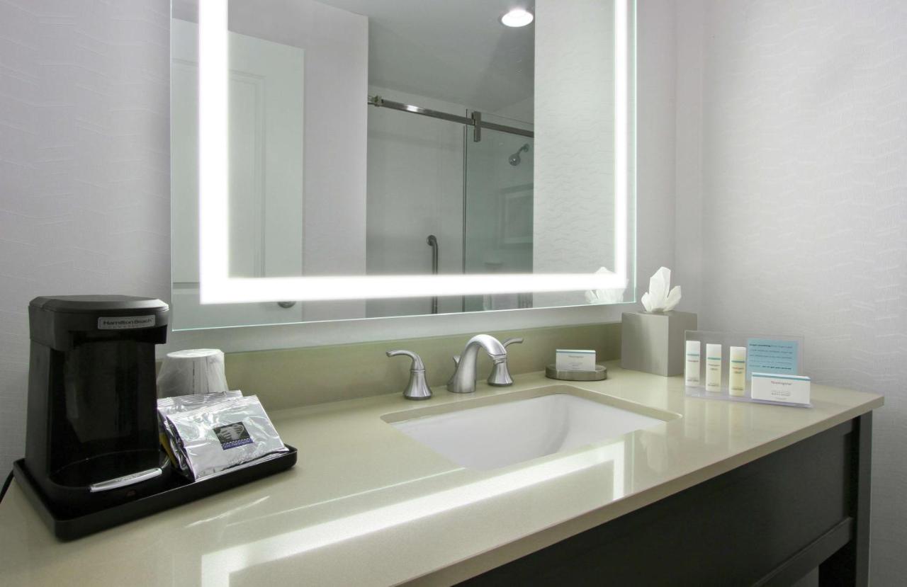 King Room at Hampton Inn & Suites Columbus/University Area