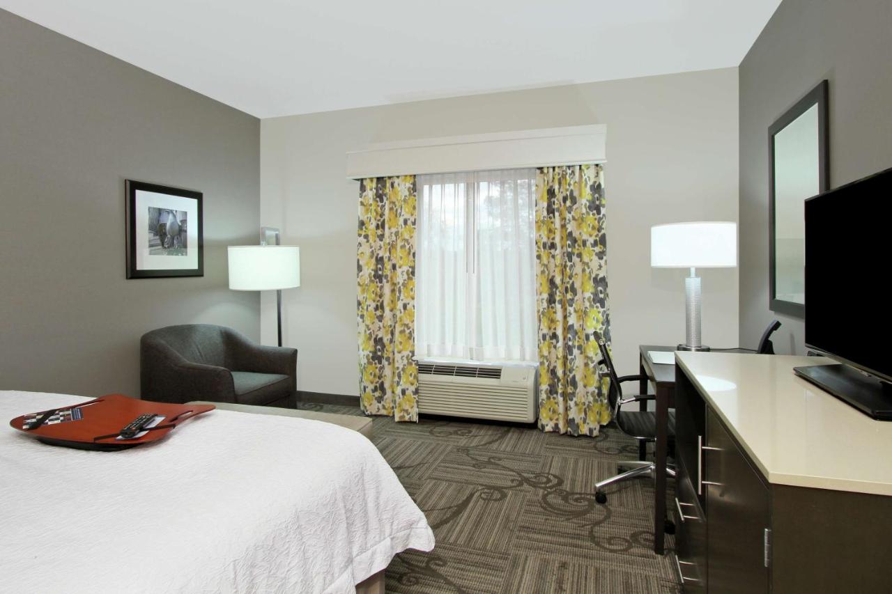 King Room at Hampton Inn & Suites Columbus/University Area