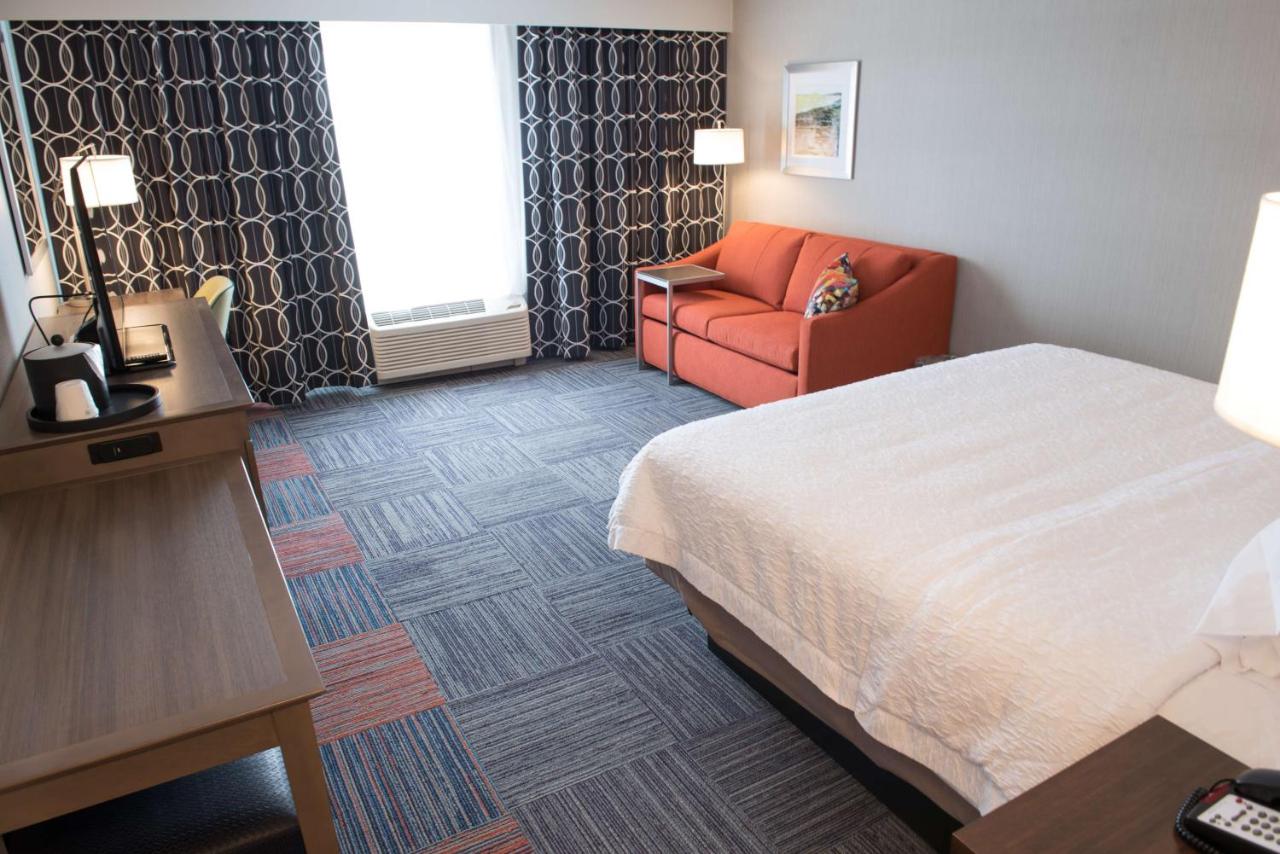King Room at Hampton Inn & Suites Bay City