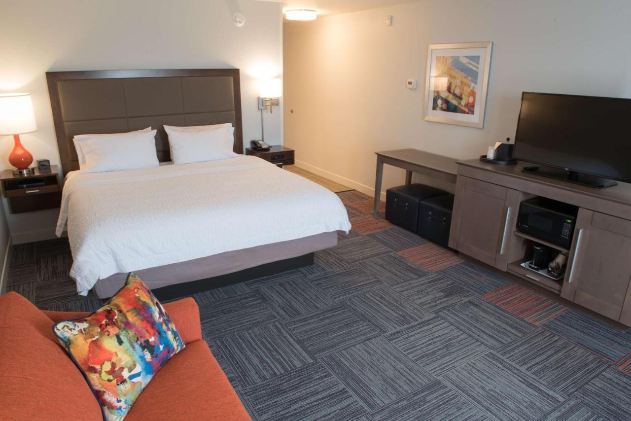 King Room at Hampton Inn & Suites Bay City