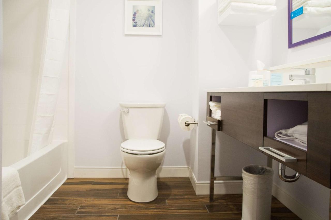 King Room with Bath Tub - Mobility/Hearing Accessible - Non-Smoking at Hampton Inn & Suites by Hilton Warrington Horsham