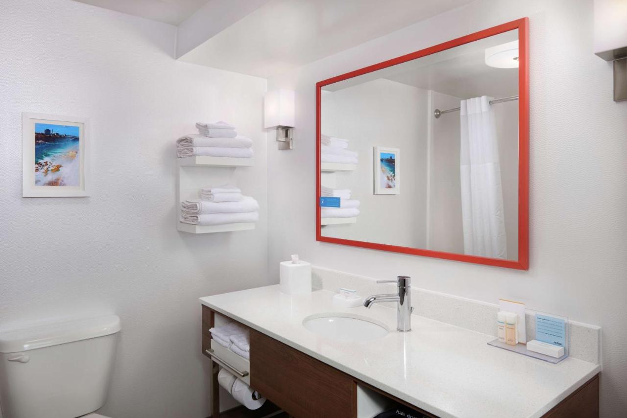 King Room - Non-Smoking at Hampton Inn Niagara Falls