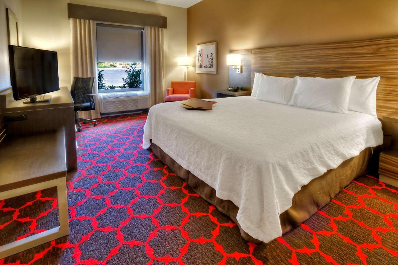 King Room with Roll-In Shower - Disability Access at Hampton Inn Cookeville