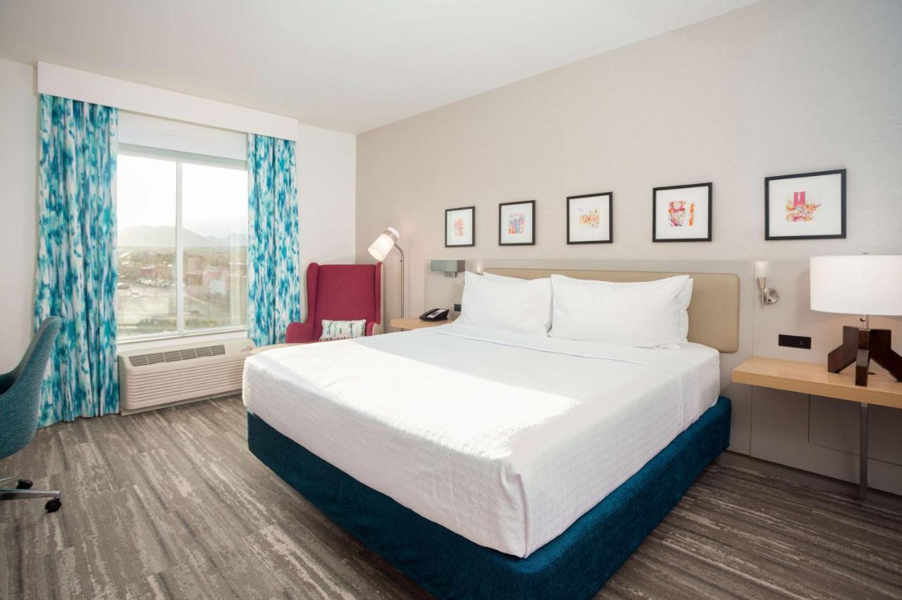 King Room with Mountain View at Hilton Garden Inn Broomfield Boulder