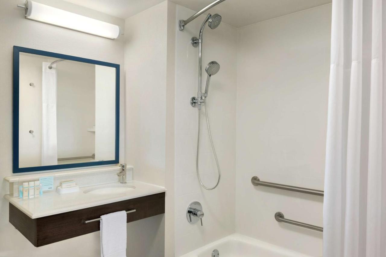 King Room - Disability Access with Tub at Hampton Inn West Des Moines Lake Drive