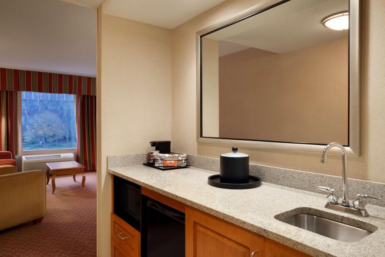 Queen Studio - Non-Smoking at Hampton Inn & Suites Hartford/East Hartford