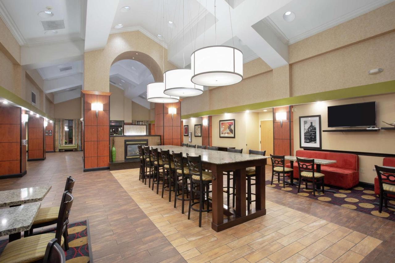 | Hampton Inn & Suites Kansas City-Merriam