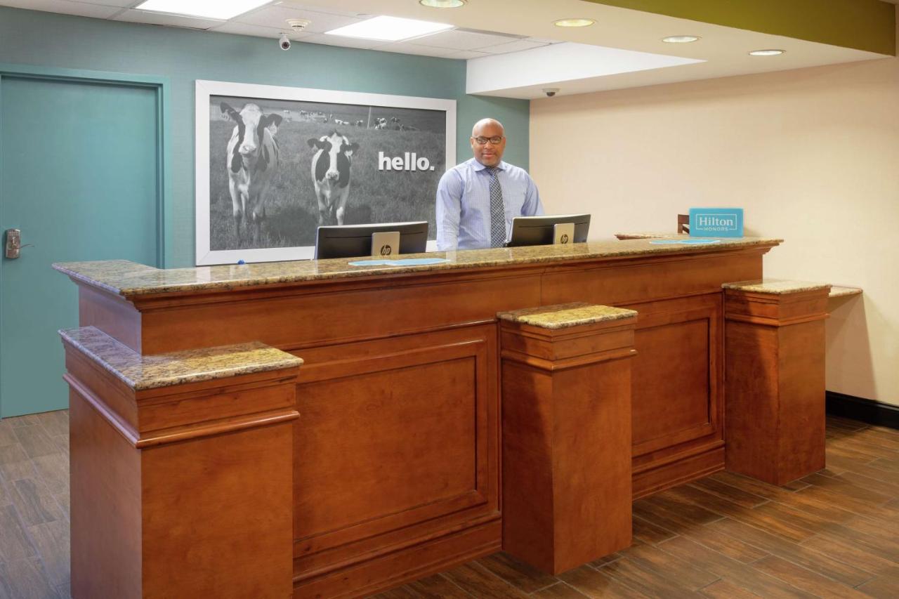 | Hampton Inn & Suites Kansas City-Merriam