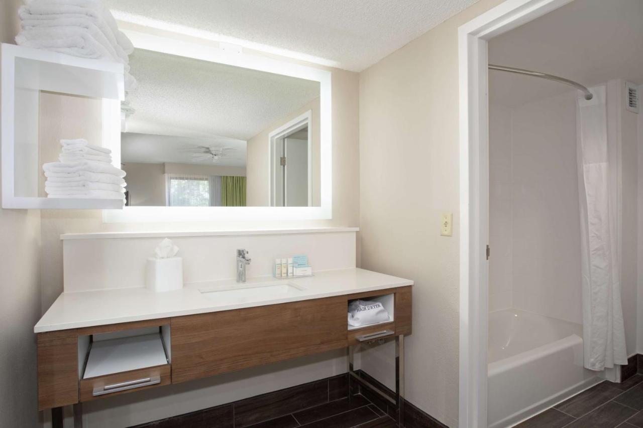 | Hampton Inn & Suites Kansas City-Merriam