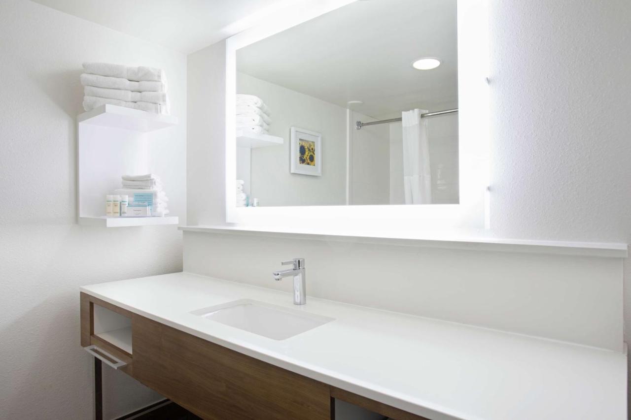 | Hampton Inn & Suites Kansas City-Merriam