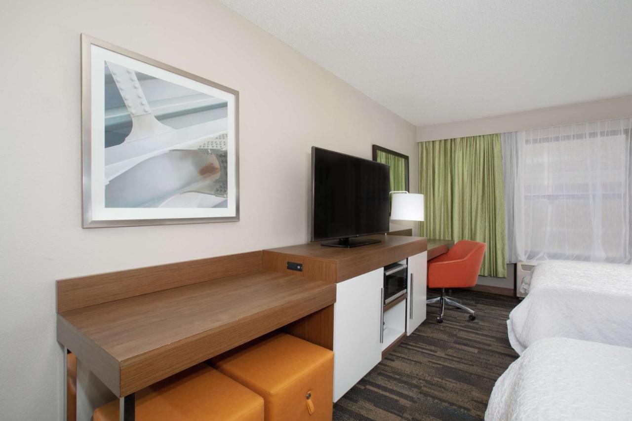| Hampton Inn & Suites Kansas City-Merriam
