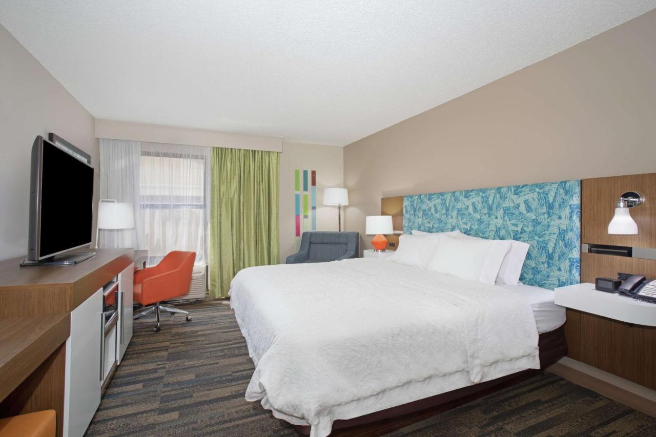 | Hampton Inn & Suites Kansas City-Merriam