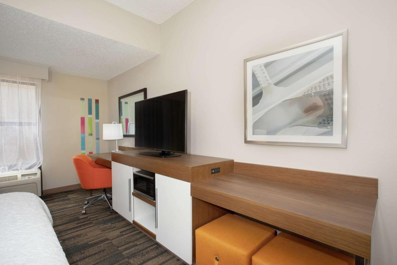 | Hampton Inn & Suites Kansas City-Merriam