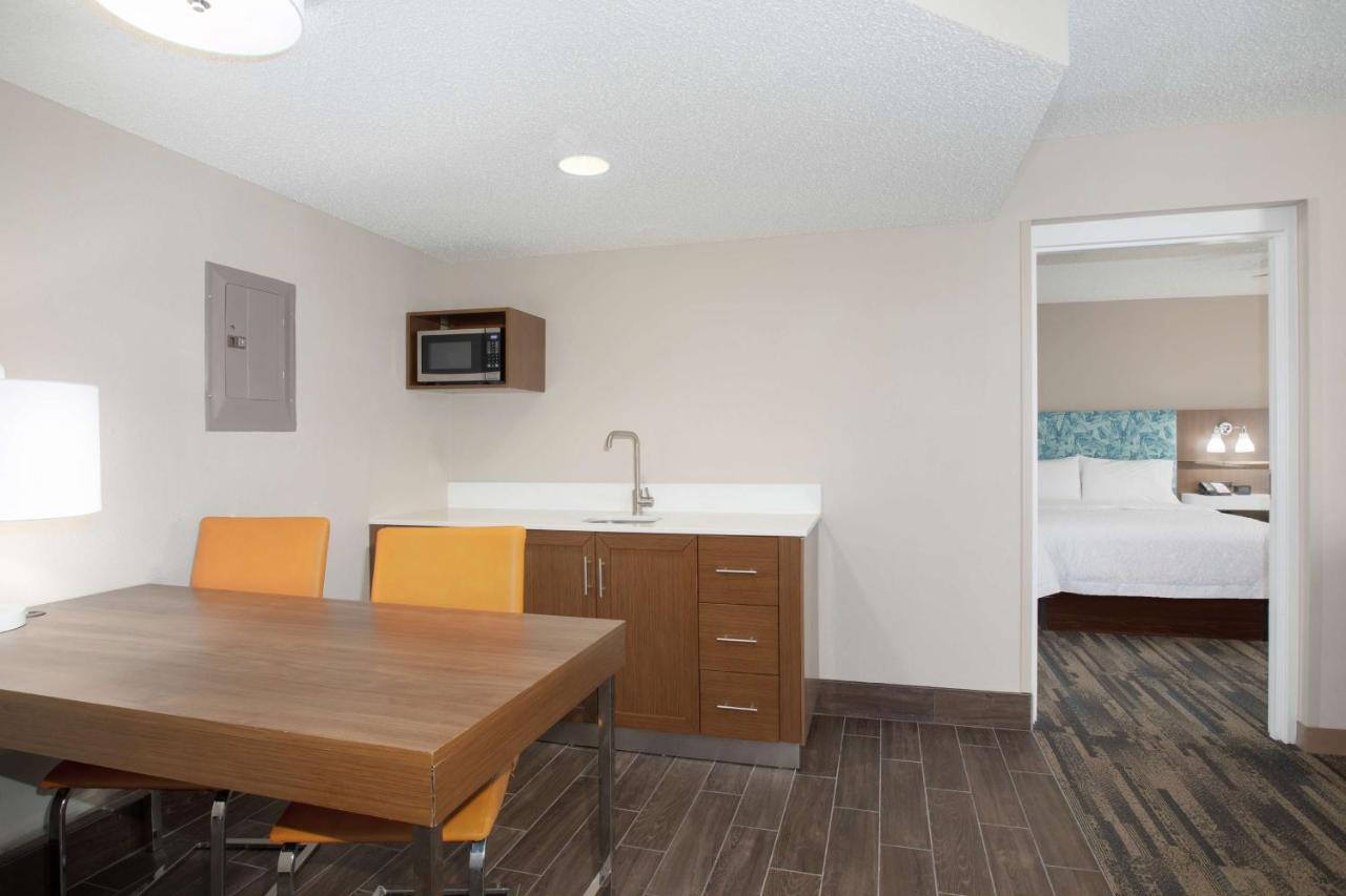 | Hampton Inn & Suites Kansas City-Merriam