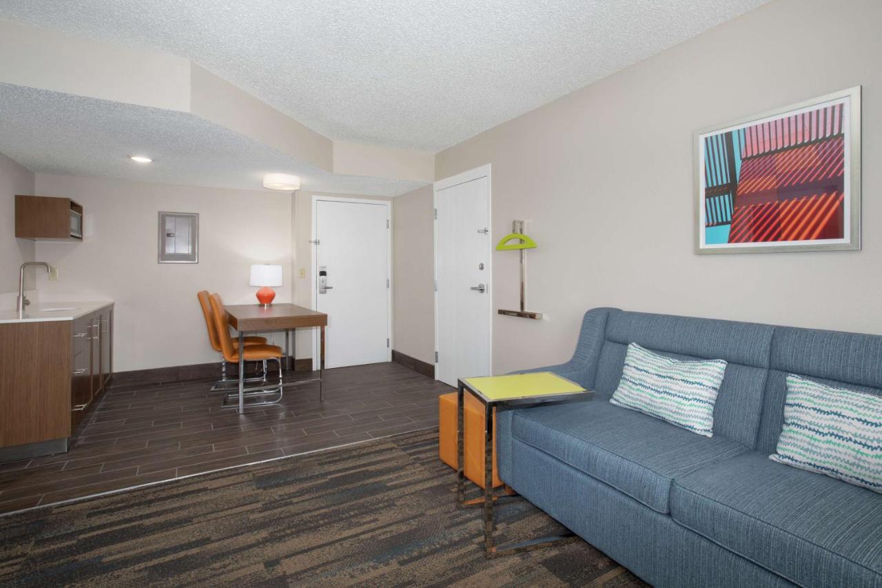 | Hampton Inn & Suites Kansas City-Merriam