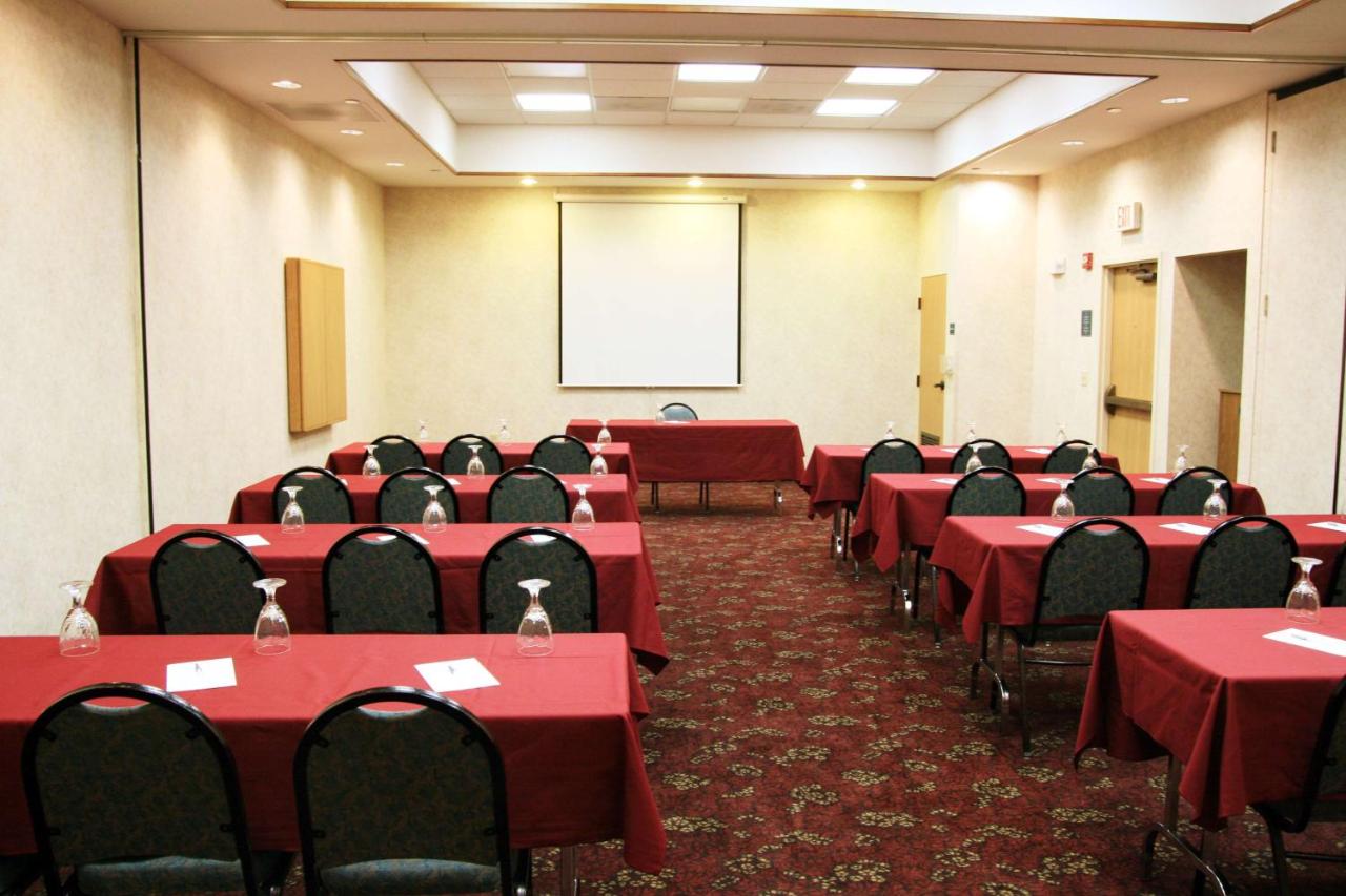 | Hampton Inn & Suites Kansas City-Merriam