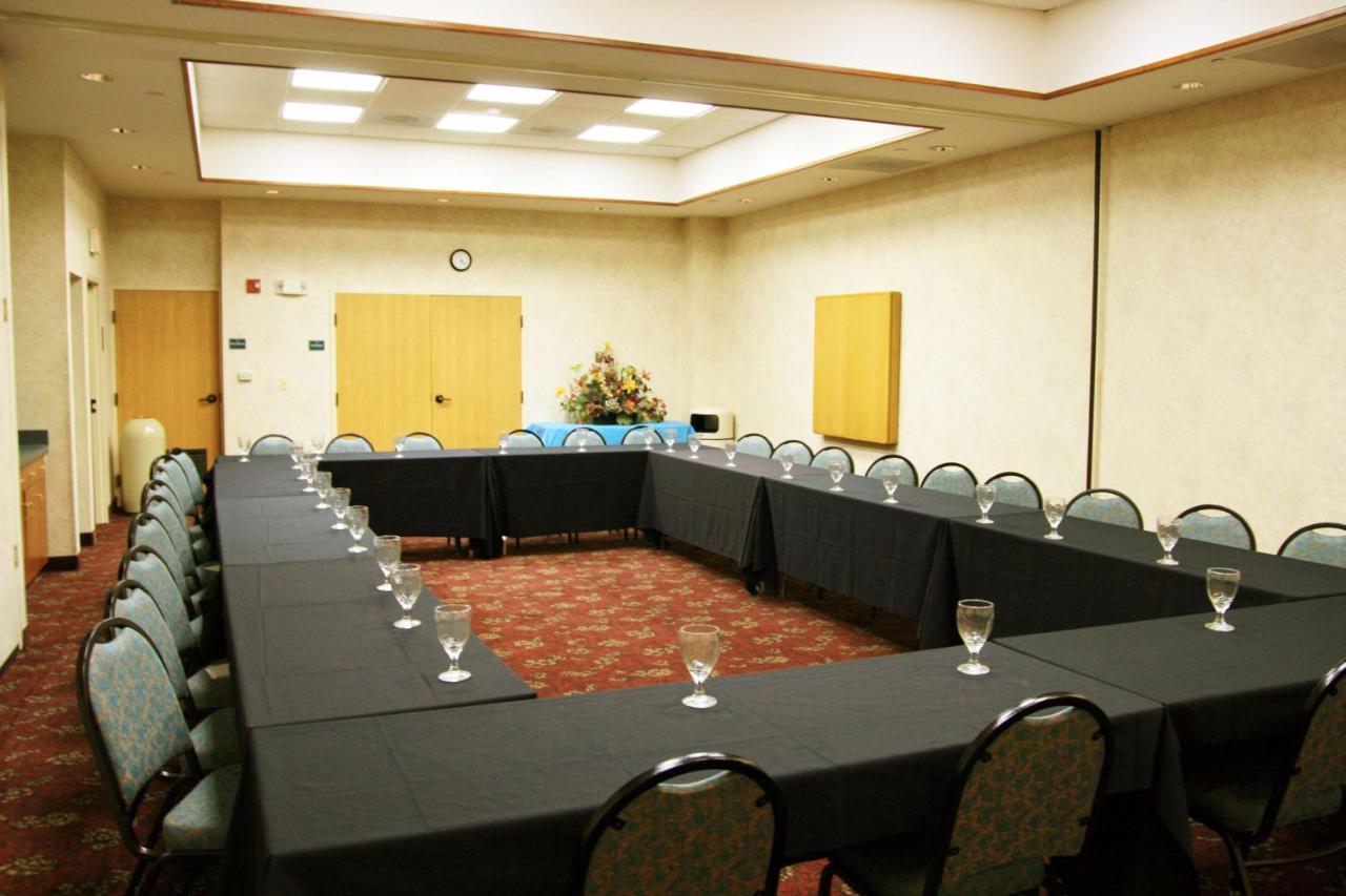| Hampton Inn & Suites Kansas City-Merriam