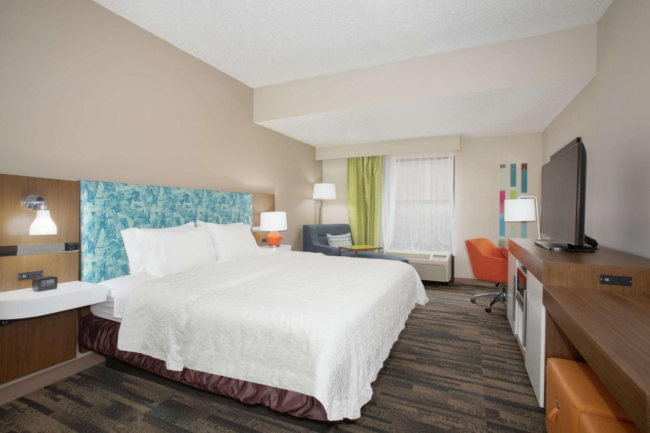 | Hampton Inn & Suites Kansas City-Merriam