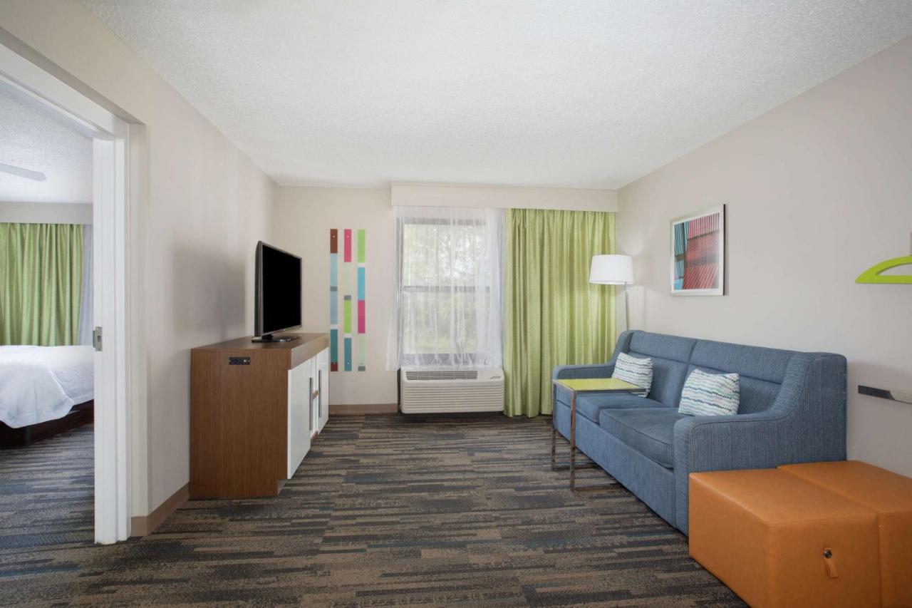 | Hampton Inn & Suites Kansas City-Merriam