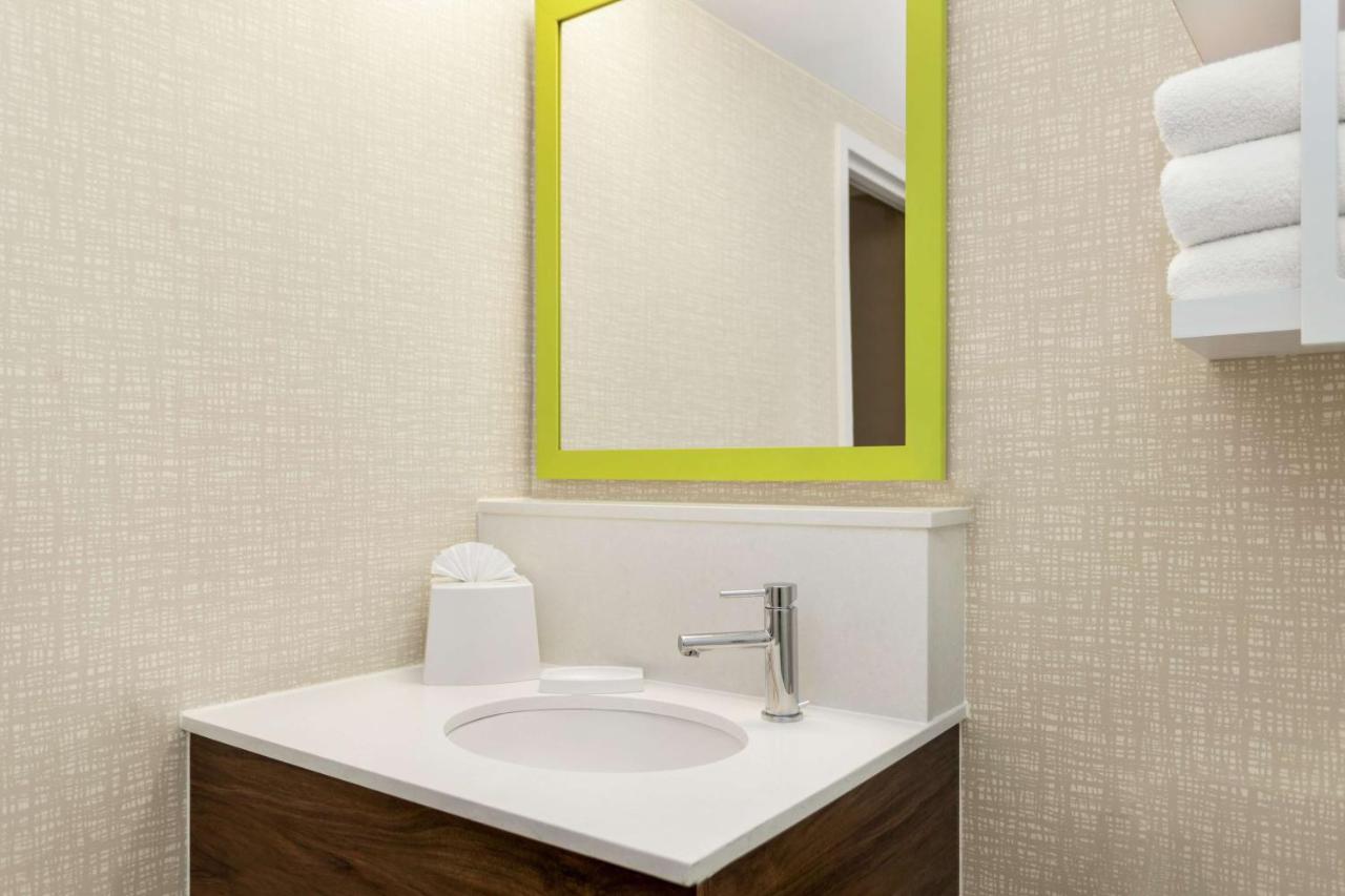 King Study with Sofa Bed - Non-Smoking at Hampton Inn Milwaukee/Brookfield