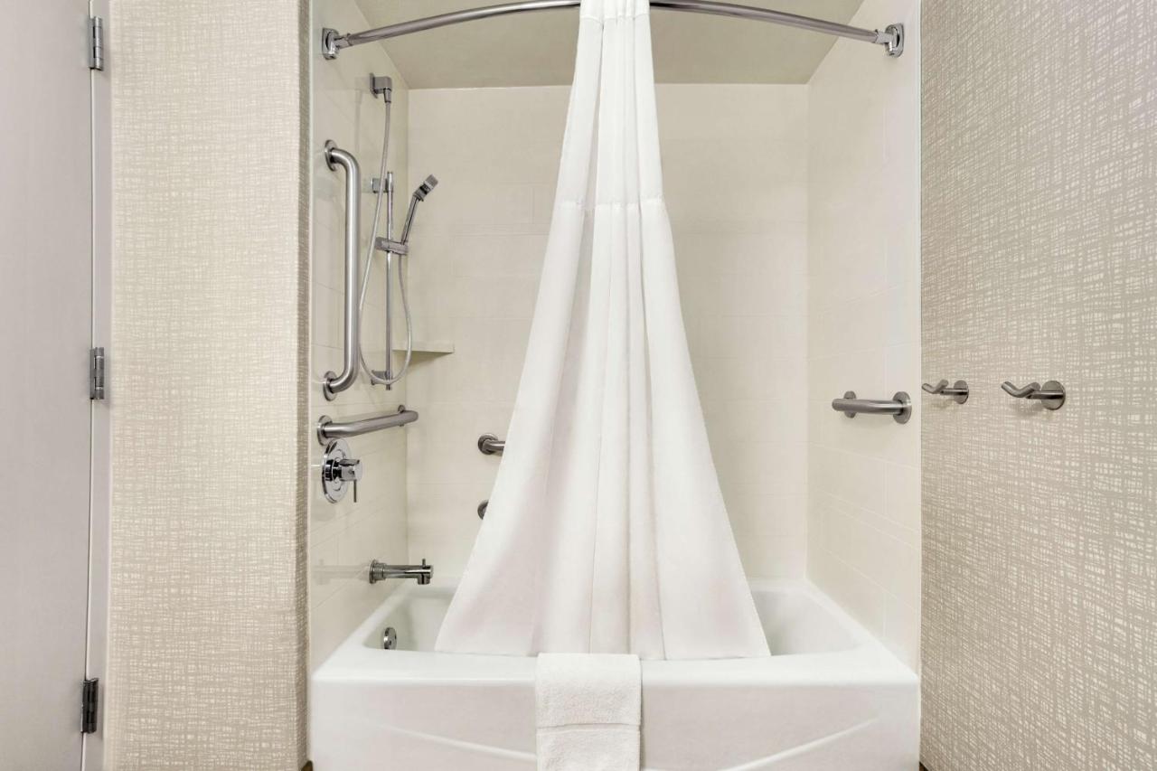 King Room with Bath Tub - Mobility Accessible/Non-Smoking at Hampton Inn Milwaukee/Brookfield