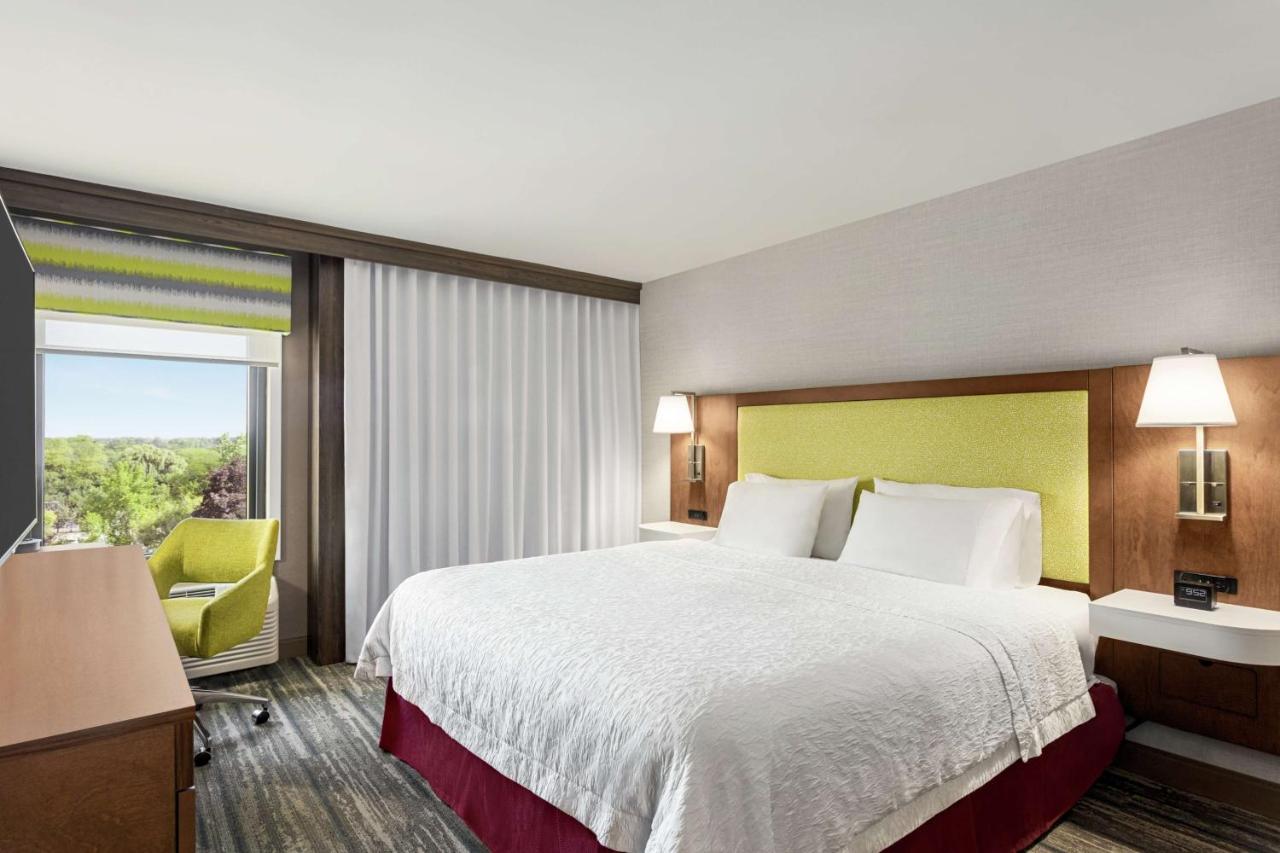 King Room with Roll-In Shower - Mobility Accessible/Non-Smoking at Hampton Inn Milwaukee/Brookfield