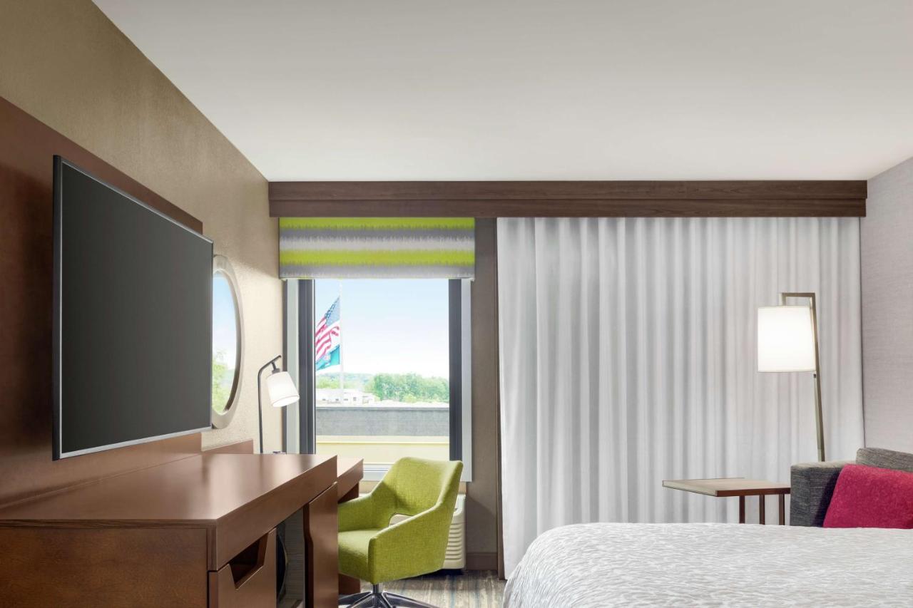 King Room - Non-Smoking at Hampton Inn Milwaukee/Brookfield