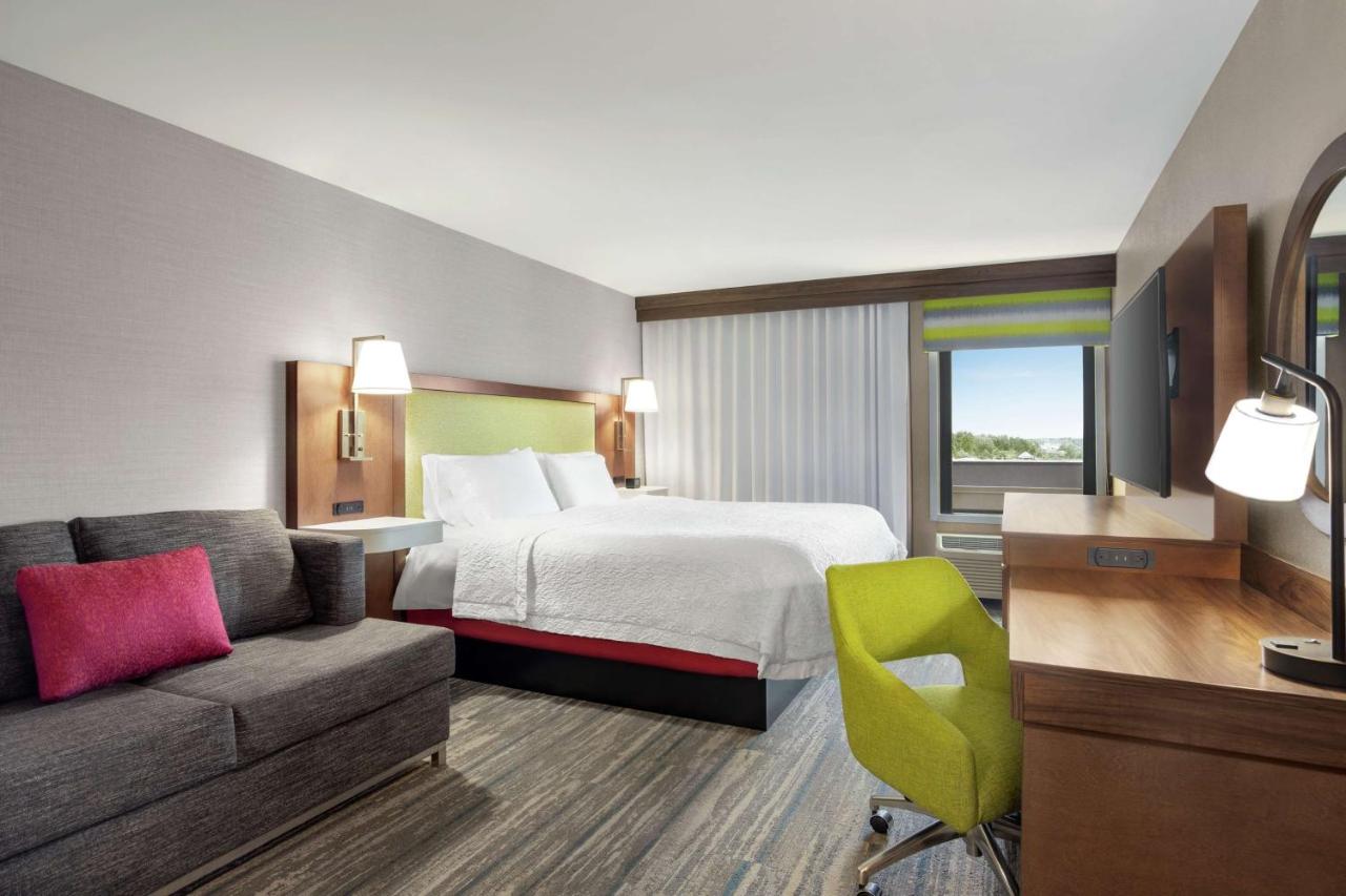 King Study with Sofa Bed - Non-Smoking at Hampton Inn Milwaukee/Brookfield