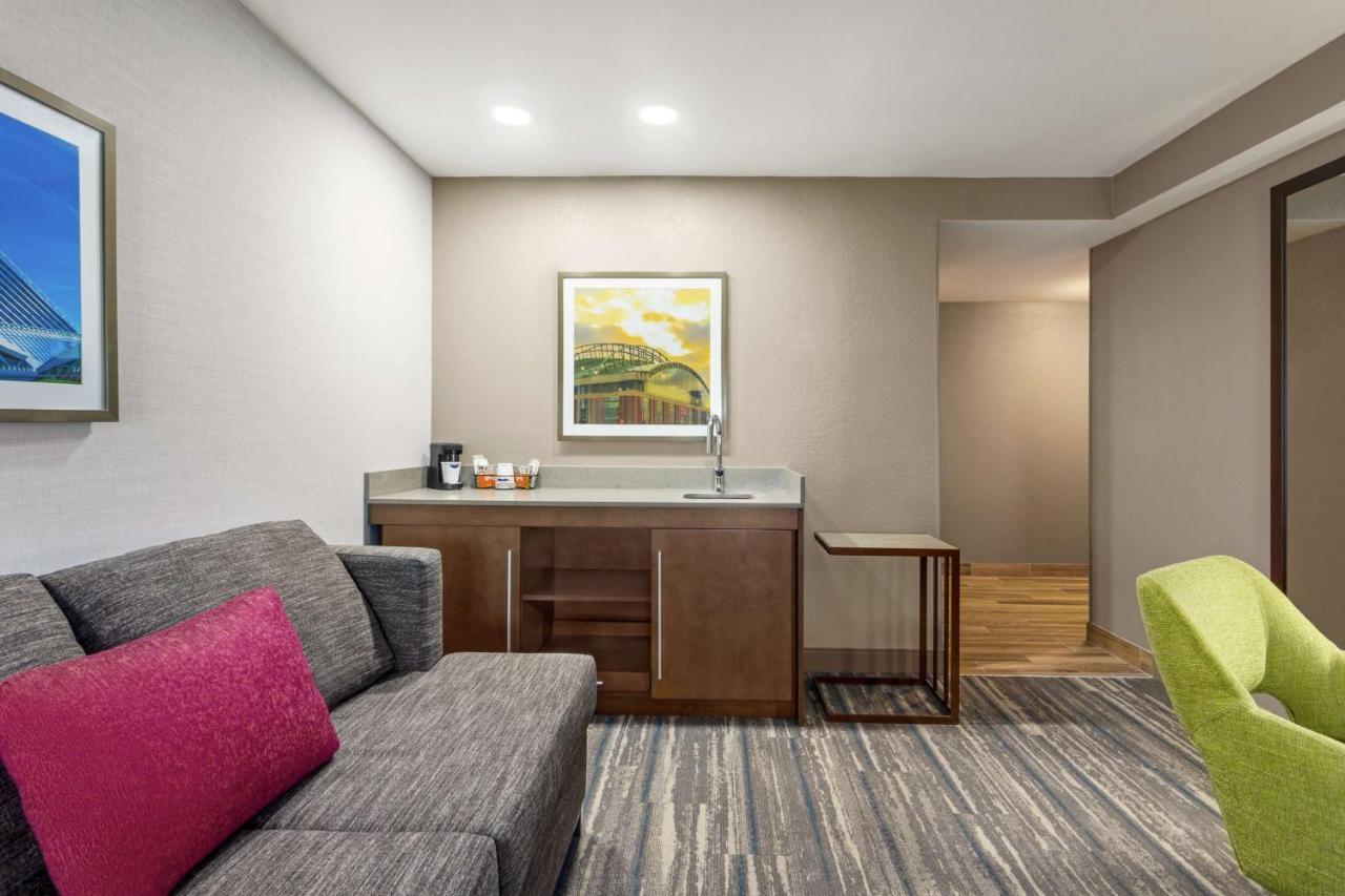 Deluxe King Room - Non-Smoking at Hampton Inn Milwaukee/Brookfield