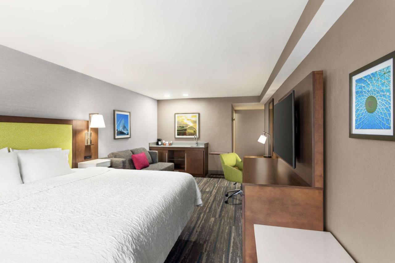 Deluxe King Room - Non-Smoking at Hampton Inn Milwaukee/Brookfield