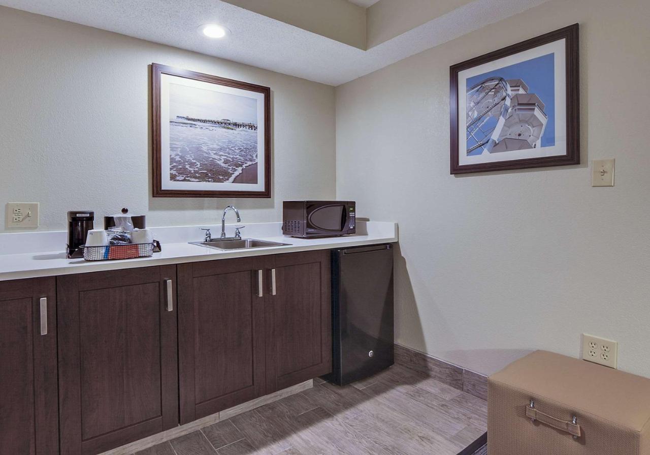 King Study with Sofa Bed - Non-Smoking at Hampton Inn Myrtle Beach Broadway at the Beach