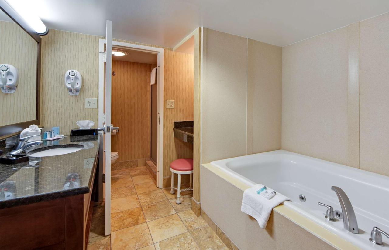 King Suite with Whirlpool - Non-Smoking at Hampton Inn Myrtle Beach Broadway at the Beach