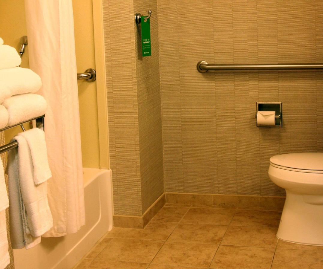 King Room - Hearing Accessible/Non-Smoking  at Hampton Inn & Suites Paducah