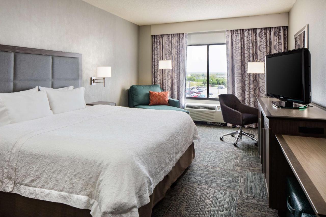King Room with Kichenette at Hampton Inn Council Bluffs