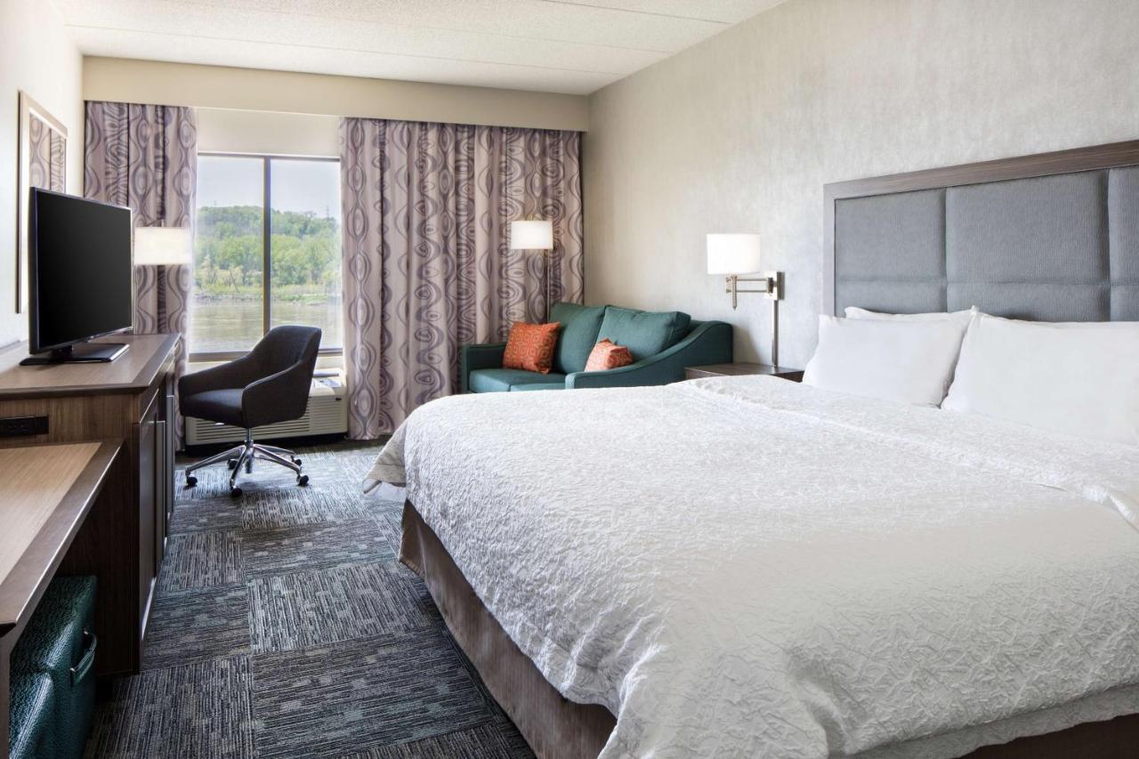 King Room with Sofa Bed at Hampton Inn Council Bluffs