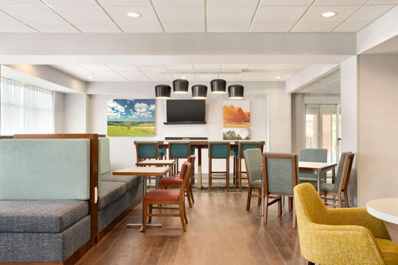 | Hampton Inn St. Louis-Columbia