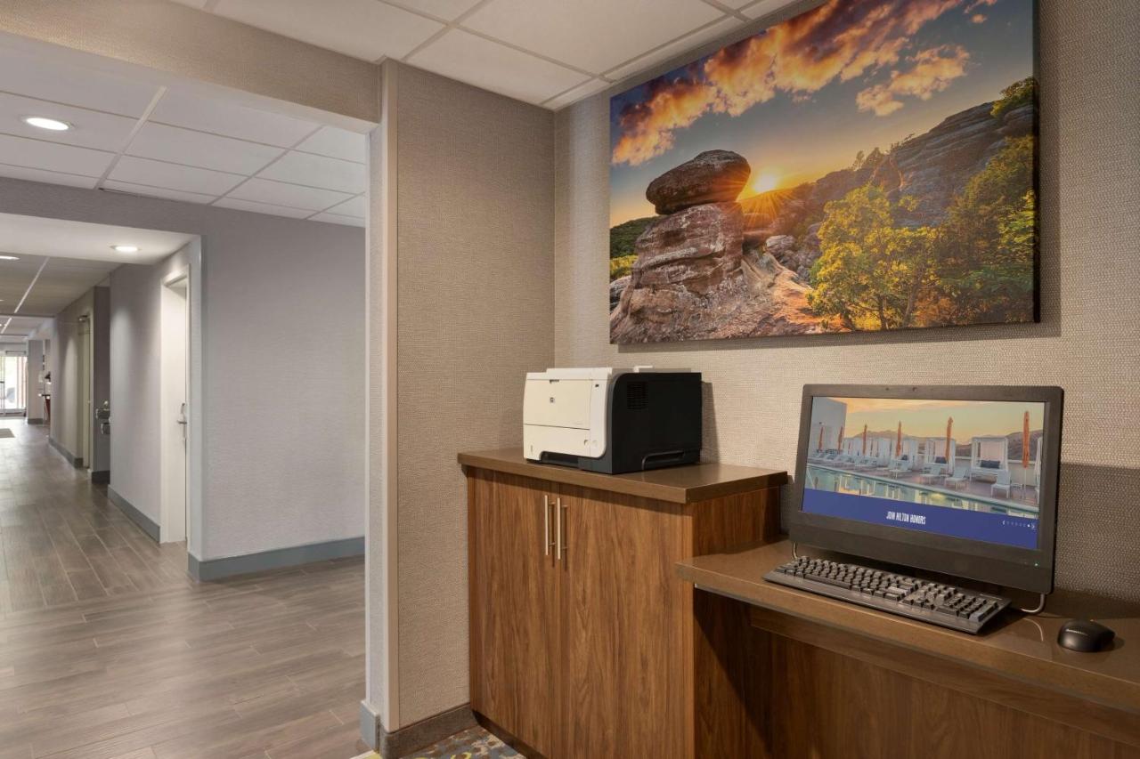 | Hampton Inn St. Louis-Columbia