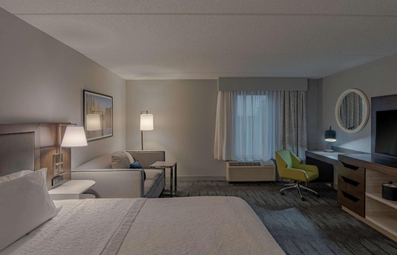 King Room with Sofa Bed - Non-Smoking at Hampton Inn Waldorf