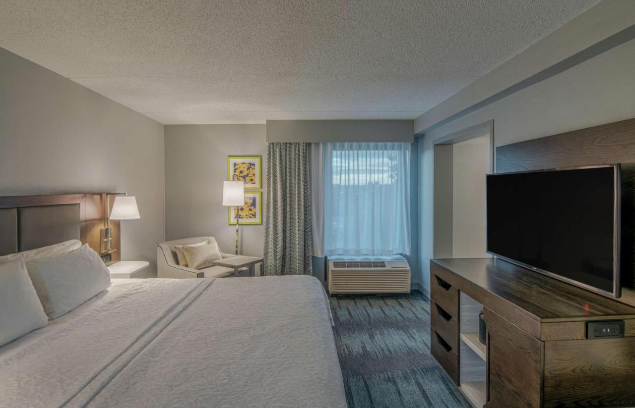 Deluxe King Room with Sofa Bed at Hampton Inn Waldorf