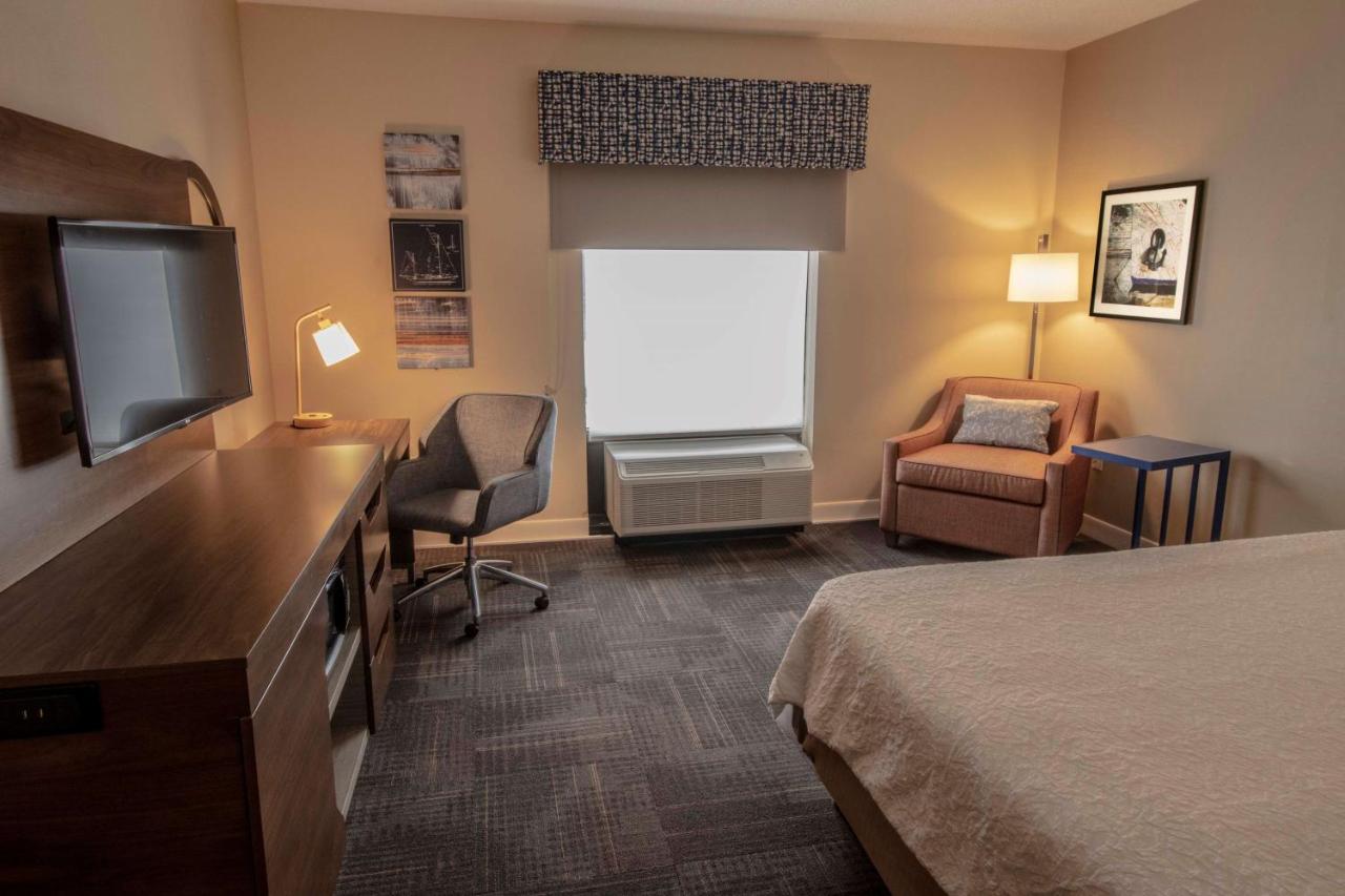 King Room - Non-Smoking at Hampton Inn & Suites Chesapeake-Battlefield Blvd.